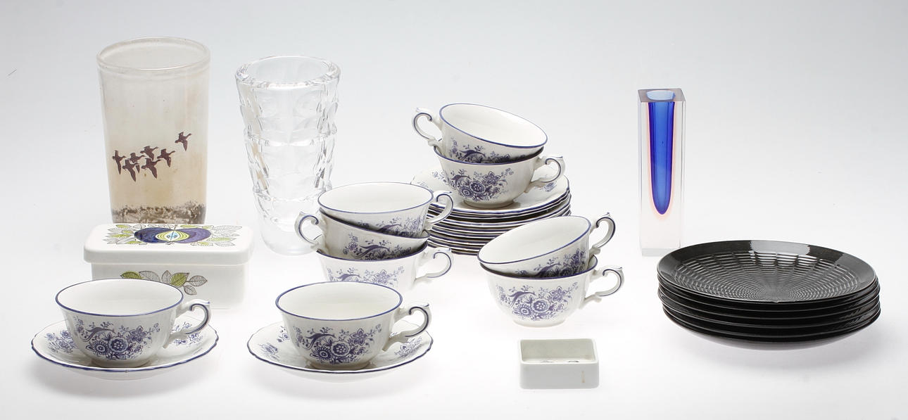 VASER, 3 st, bland annat Kosta Boda och Orrefors samt KERAMIK, bland annat "Eden", Rörstrand.