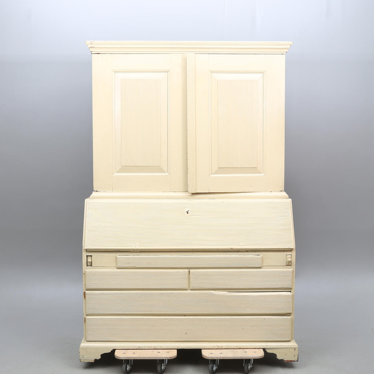 SKÅP, 2 delar, gustavianskt provinsarbete, 1800-talets första hälft.