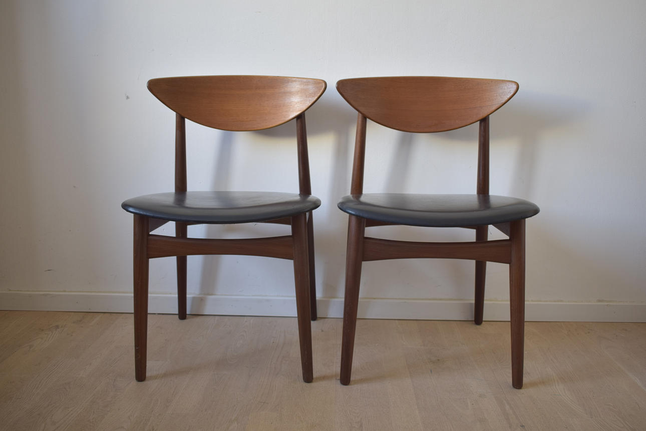 SET AV 2 DANSKA STOLAR I MASSIV TEAK, 1900-tal.