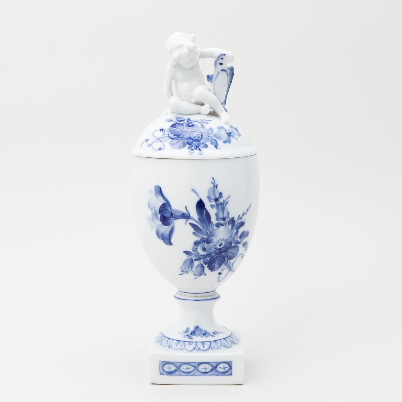 LIDDED CUP, porcelain, 