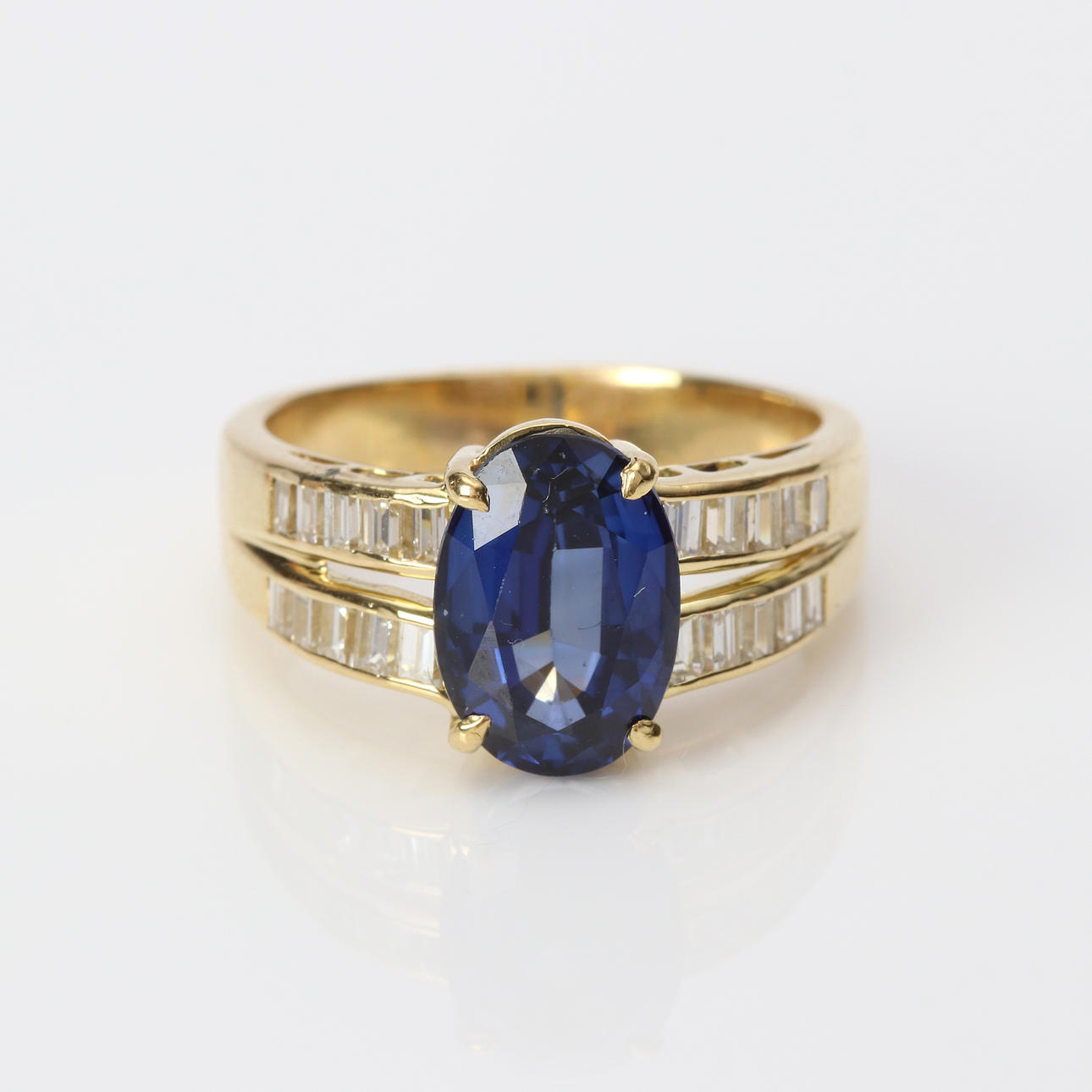 SAFIRRING 18K med diamanter.