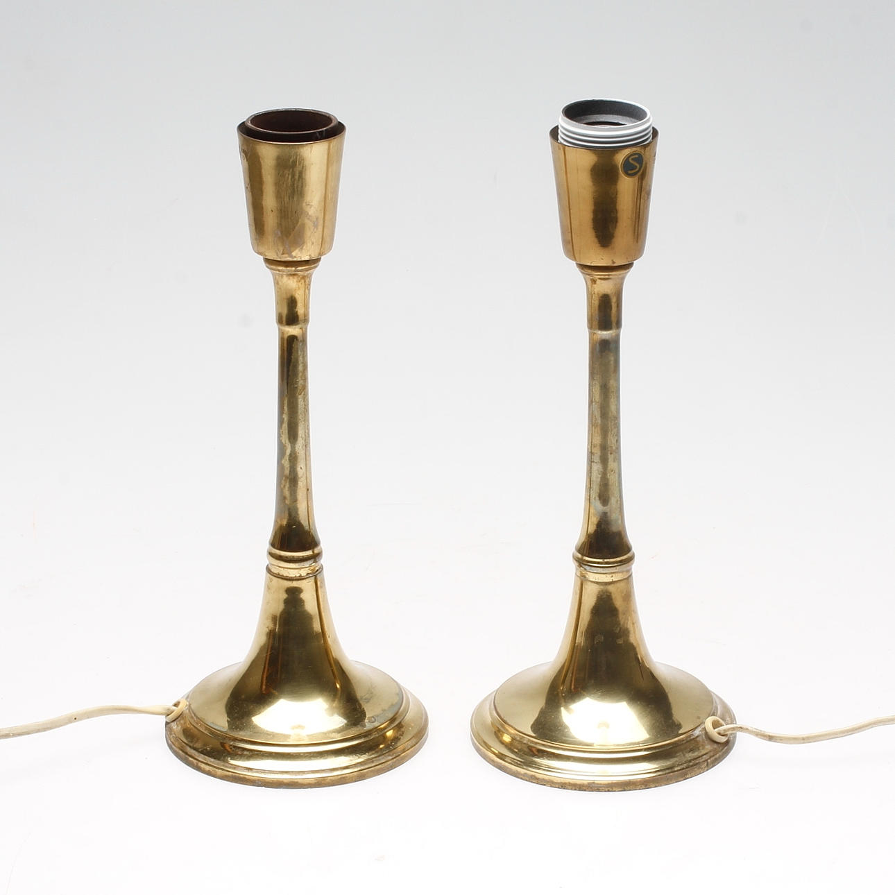 LAMPFÖTTER, ett par, mässing, 1900-tal.