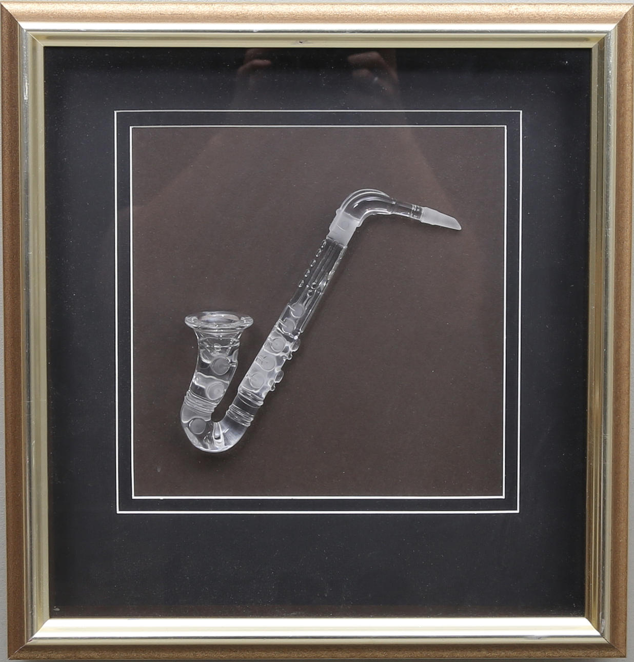 OIDENTIFIERAD KONSTNÄR. TAVLA, inramad saxofon i glas, 1900-tal.