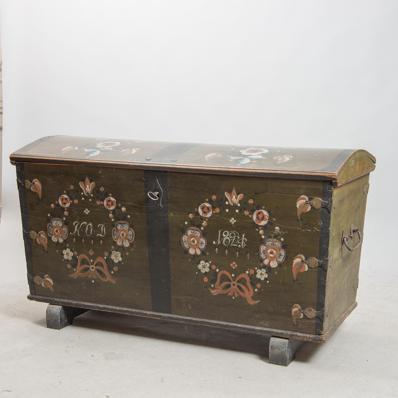 KISTA, allmogemålad fur, daterad 1824.