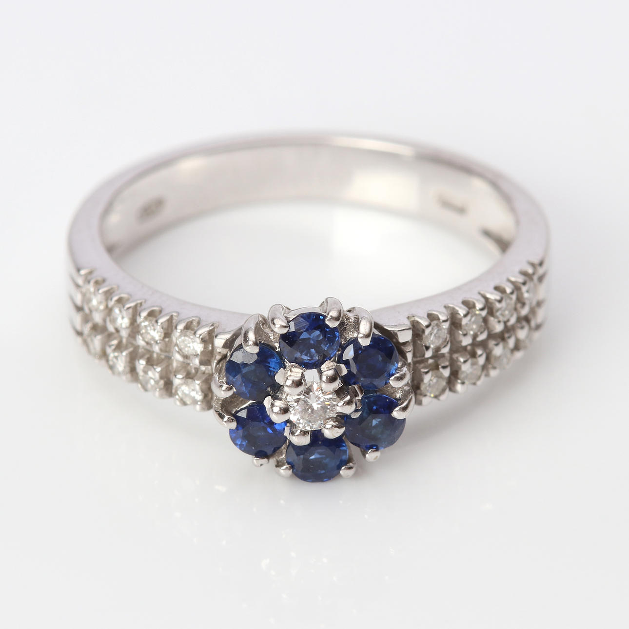 DIAMANT & SAFIRRING 18K.