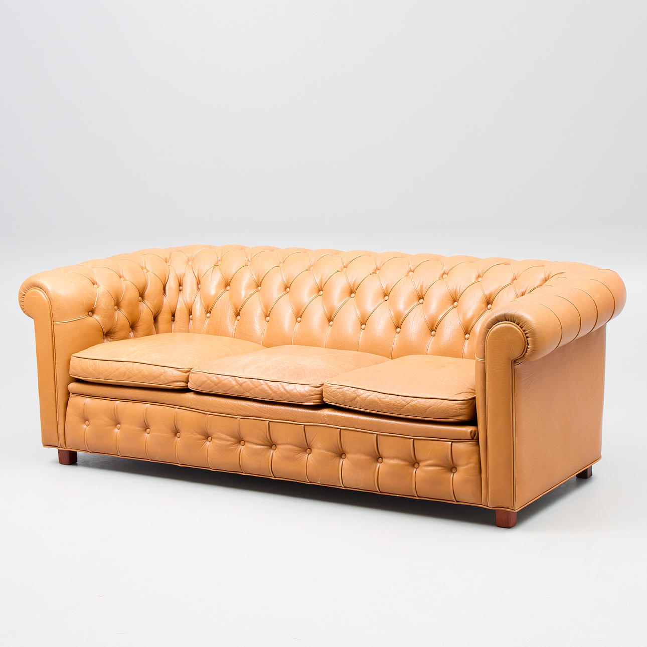 ARNE NORELL. Soffa, Chesterfieldmodell.