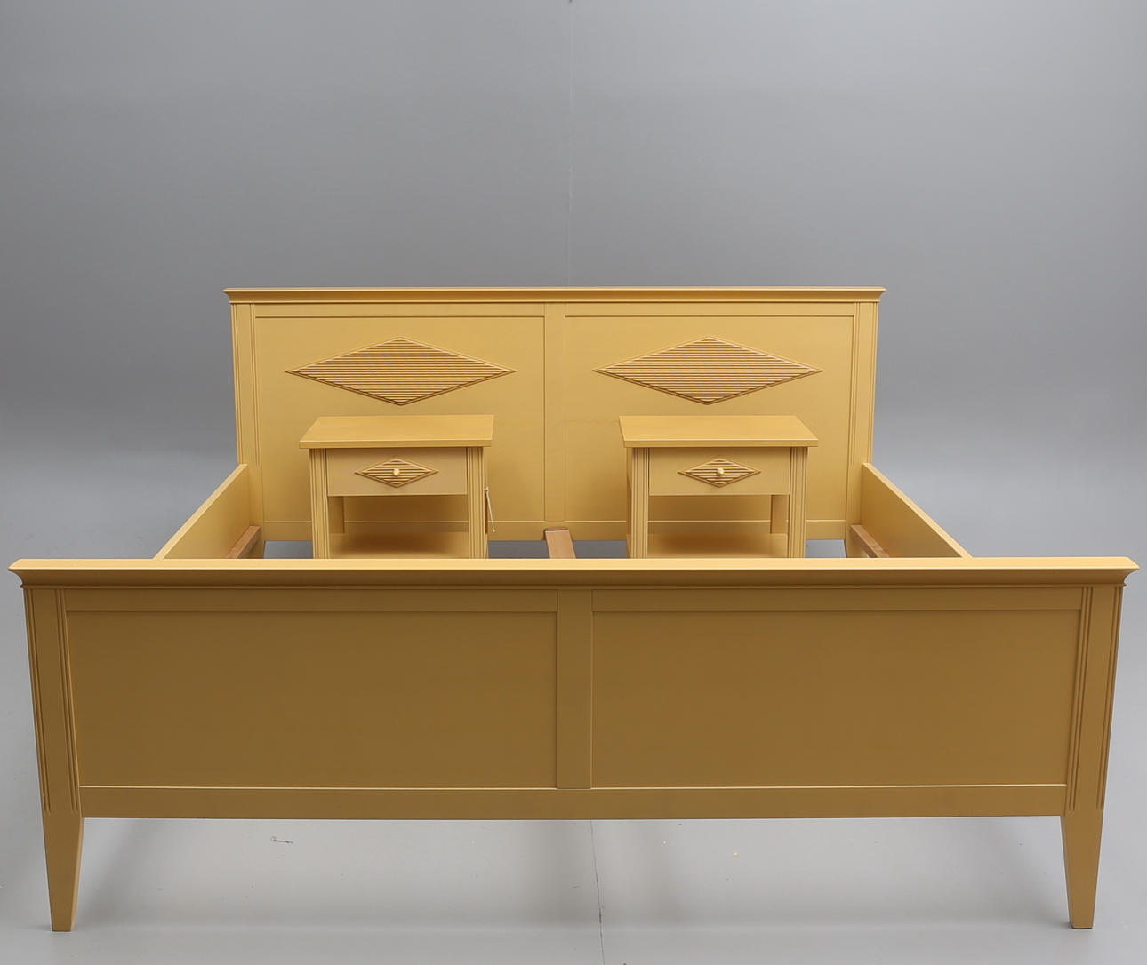 SÄNGRAM, samt SÄNGBORD , ett par, gustavianskstil, modern tillverkning.