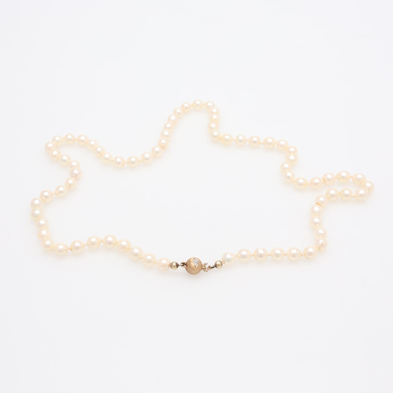 Pärlcollier, lås 18K, längd ca 55 cm.