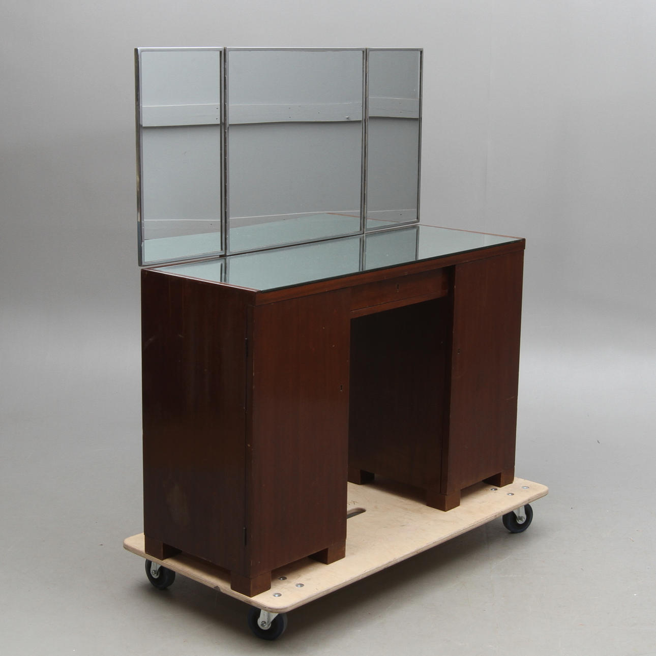 SMINKBORD, funkis, 1900-talets första hälft.