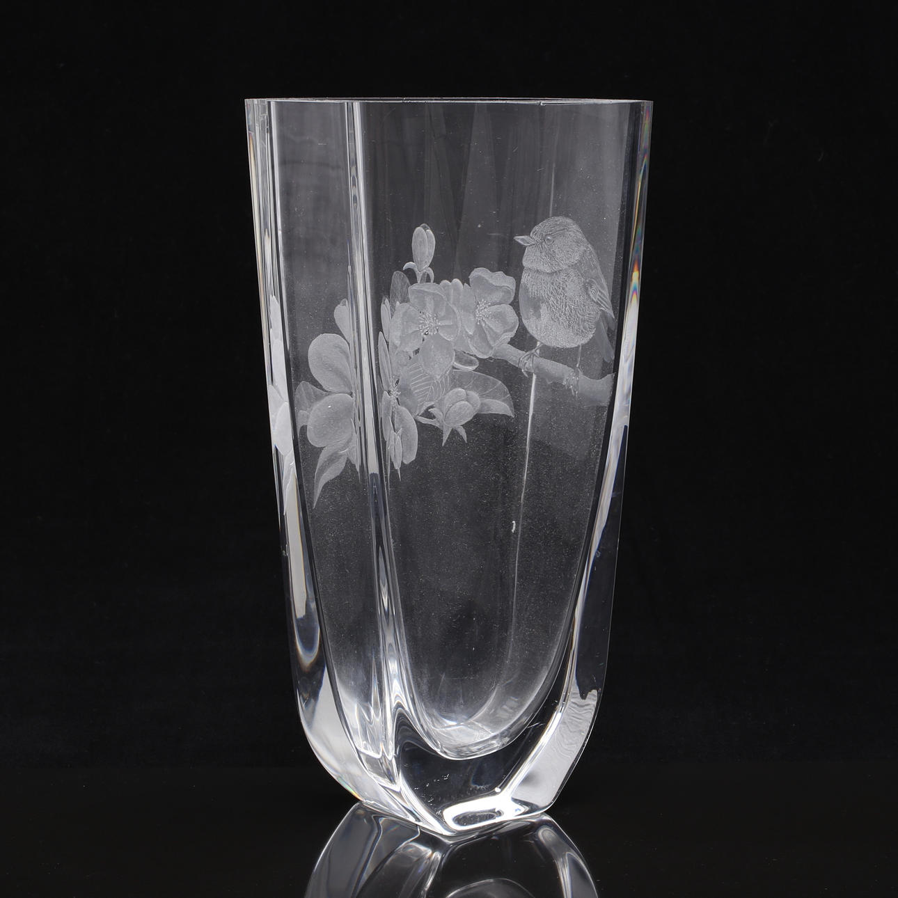 VAS, glas, slipad dekor av fågel på kvist.