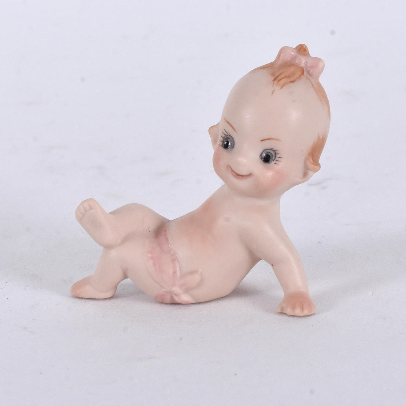 FIGURIN, bemålad bisquit, Kewpie-typ.