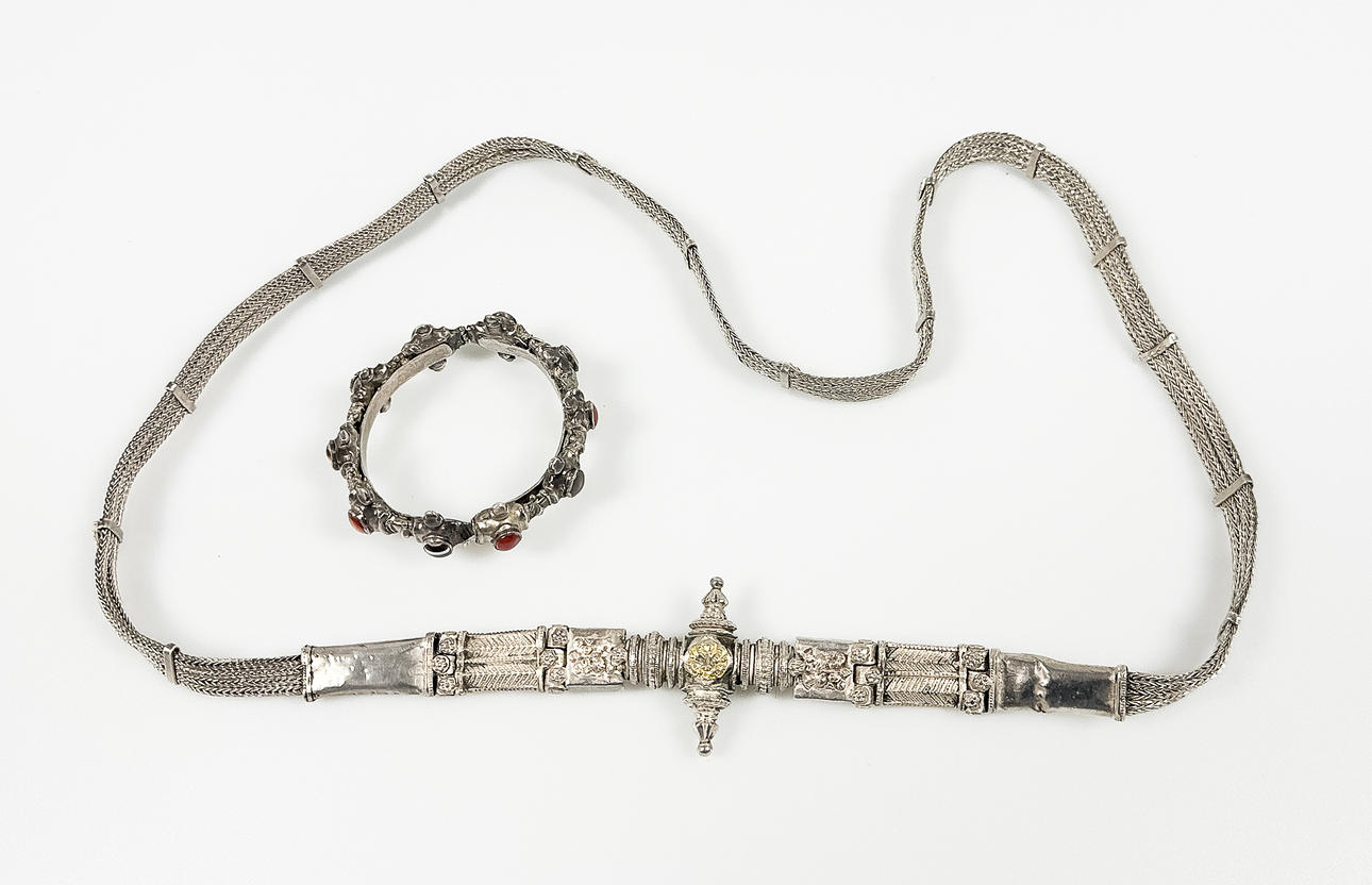Bälte + Armring. Silver.