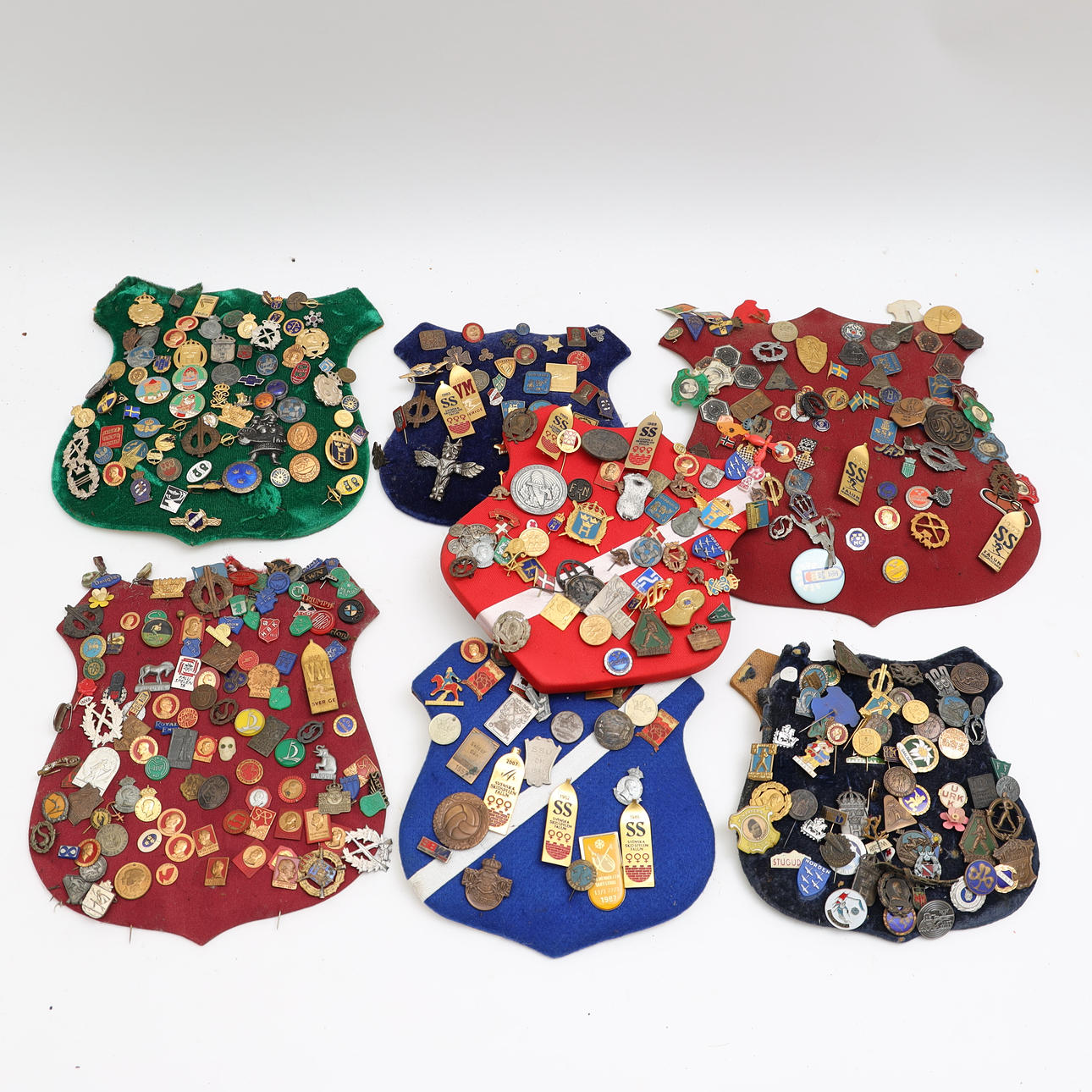 PINS OCH MÄRKEN, delvis emaljerade.