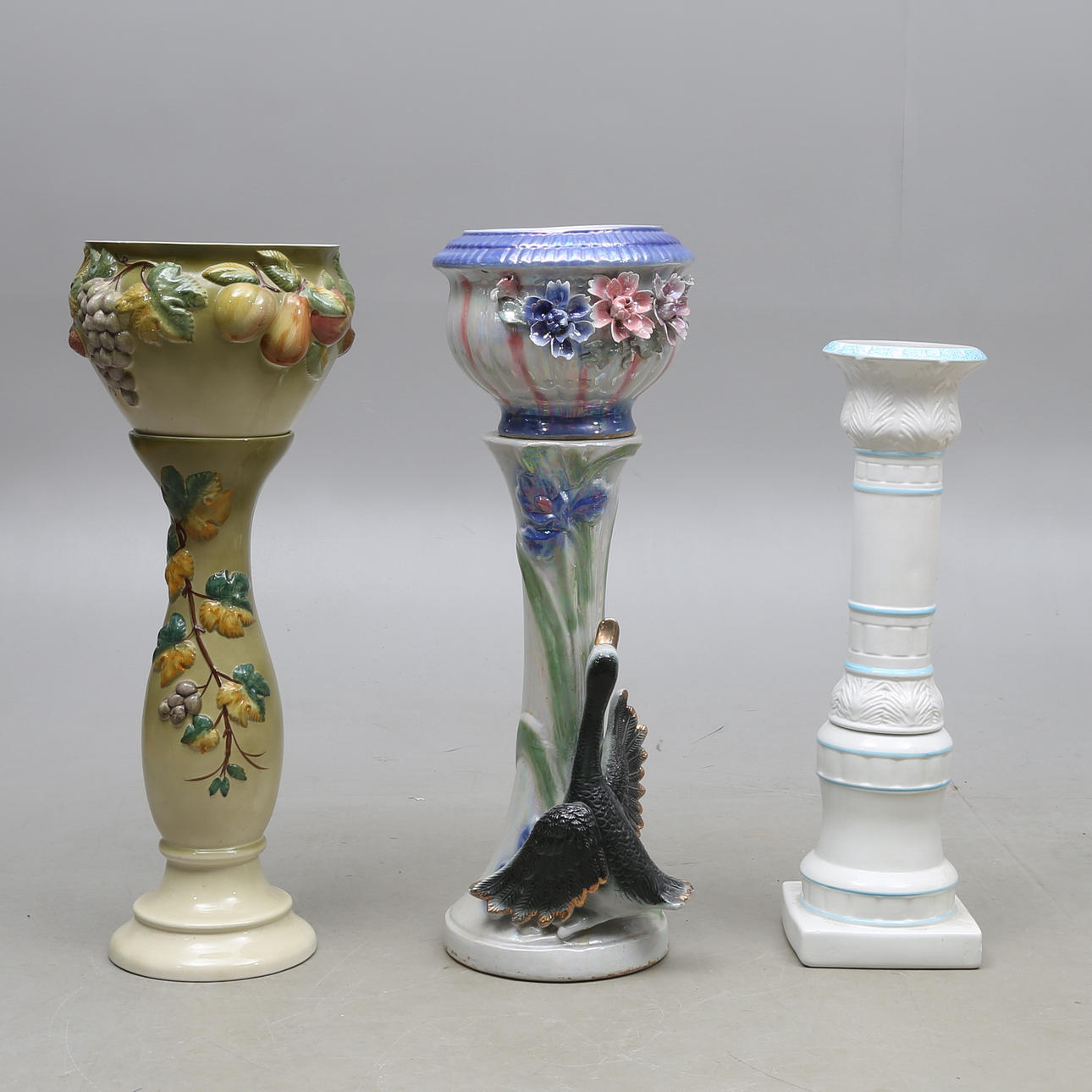 YTTERFODER samt PIEDESTALER, porslin, 5 delar, 1900-tal.