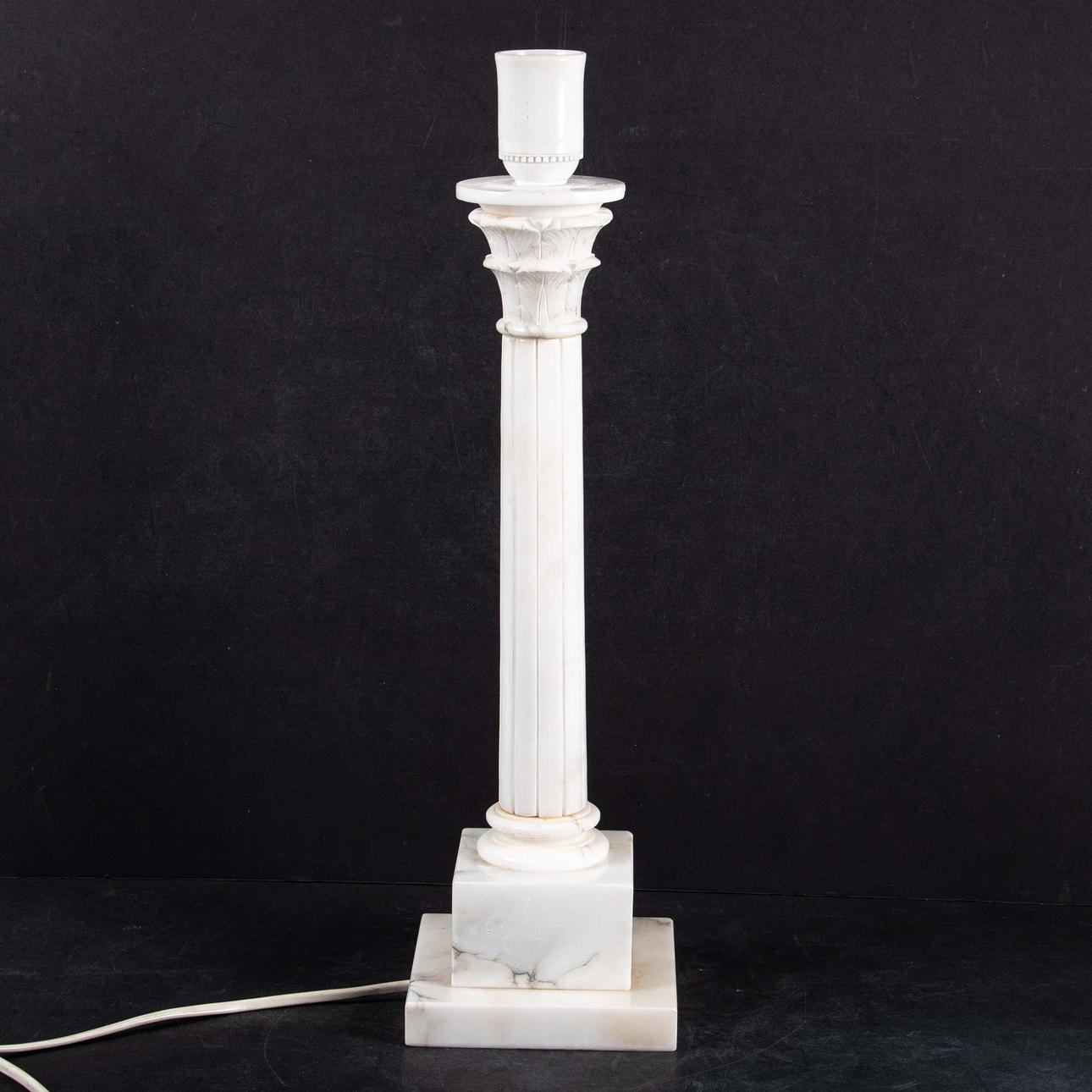 BORDSLAMPA. Alabaster, 1900-talets mitt.