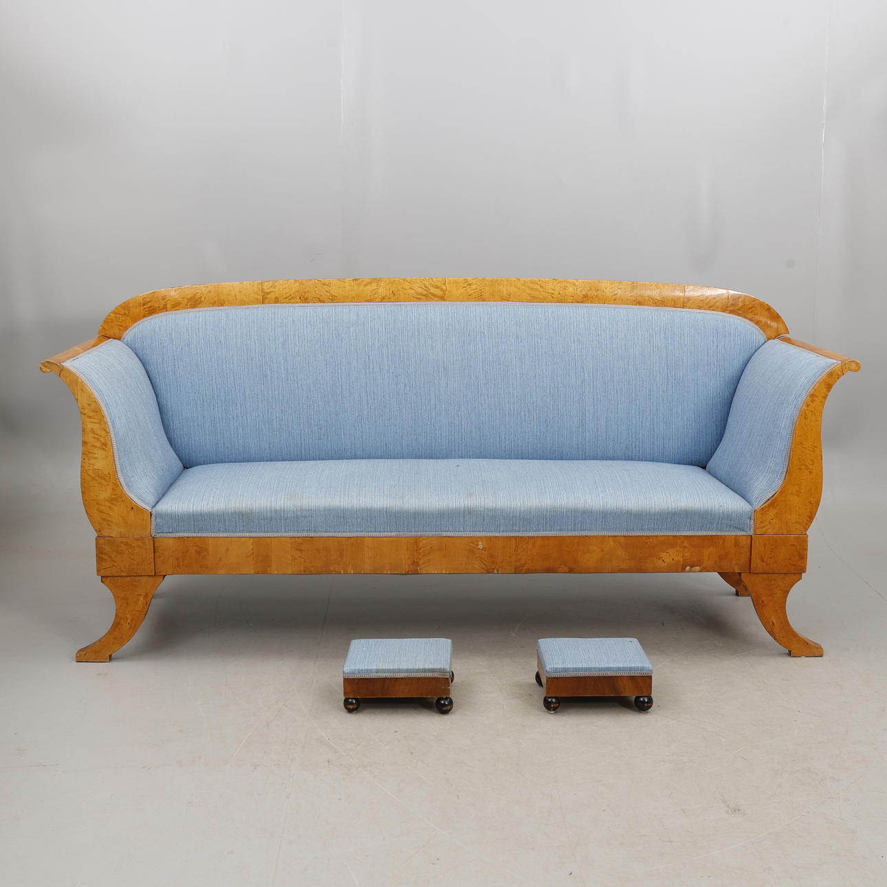 SOFFA, Karl-Johan samt 2 fotpallar.