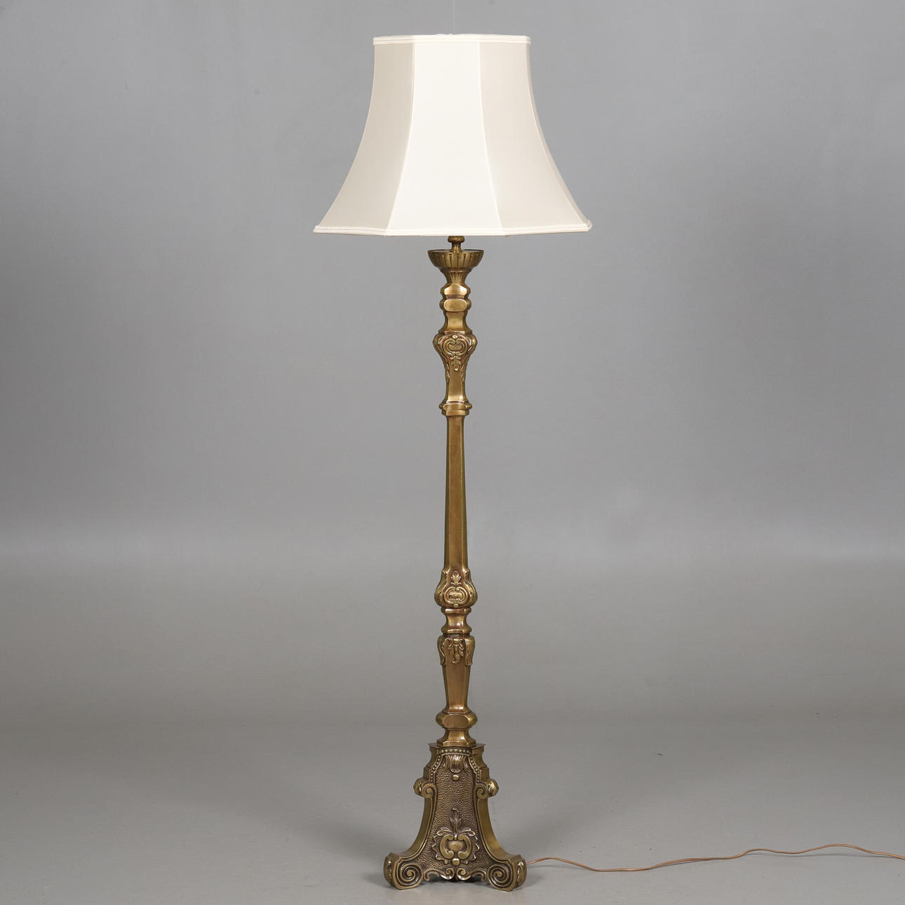 GOLVLAMPA. Solid mässing. 1900-talets senare del.