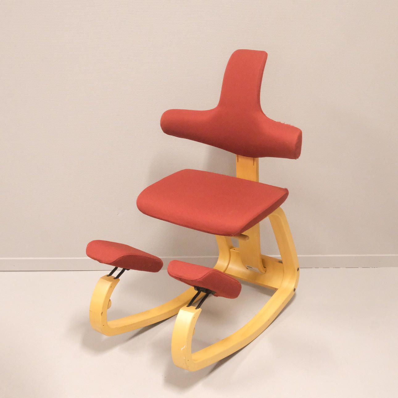 PETER OPSVIK. ERGONOMISK STOL, STOKKE.