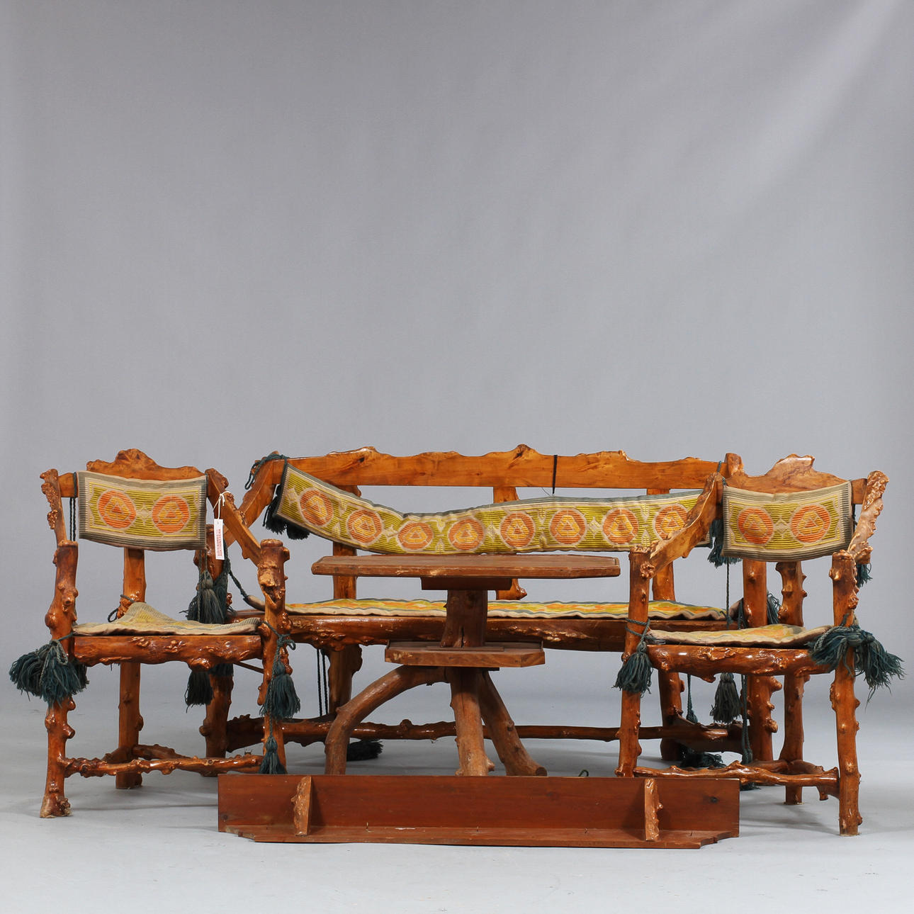 SALONGSGRUPP, 7 delar, troligen Dalarna, 1900-talets första hälft.