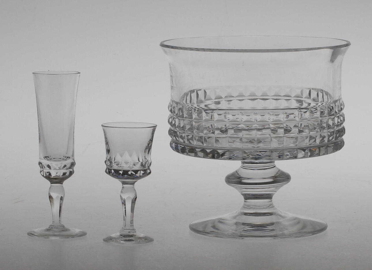 SNAPSGLAS 13 st, LIKÖRGLAS 9 st samt SKÅL PÅ FOT, "Silvia" Ingeborg Lundin Orrefors.