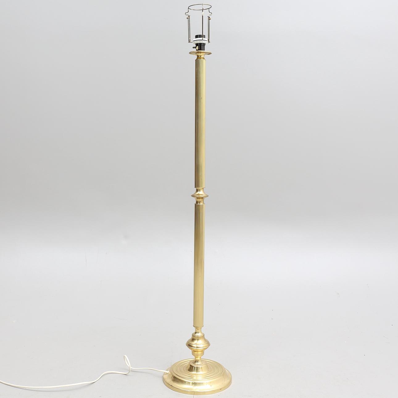 GOLVLAMPA, gul metall, 1900-tal.