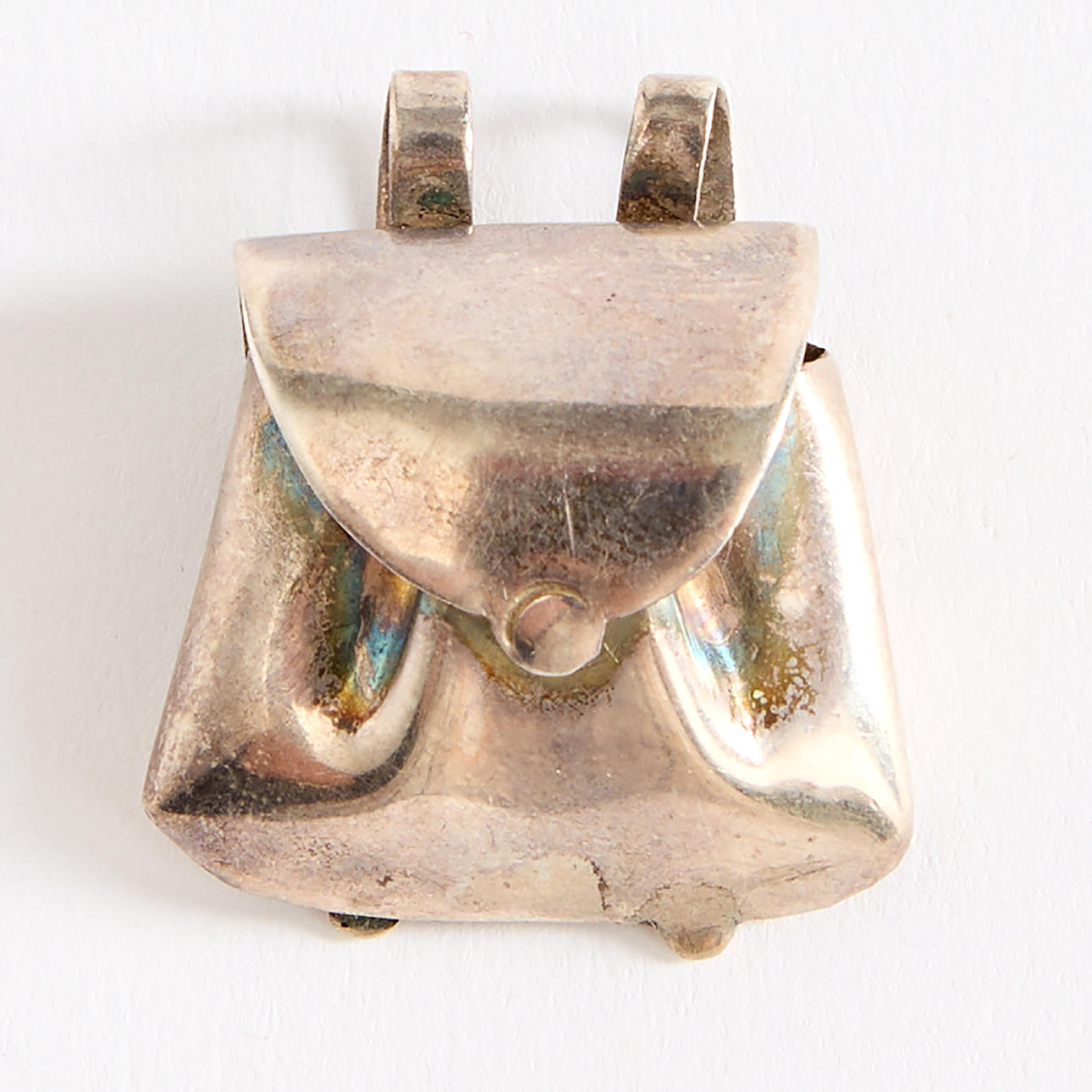 KARIN FERNER. Hänge i form av ryggsäck, silver.