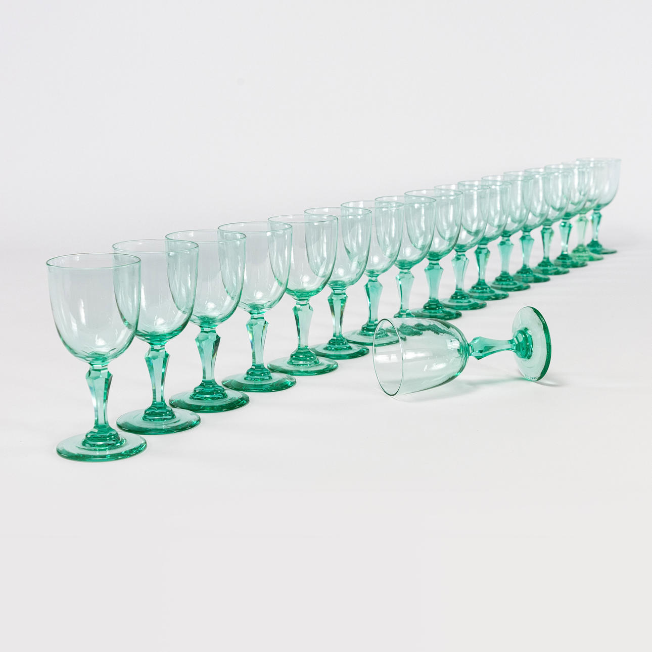 VITVINSGLAS. 18 st, mindre modell, uranglas.