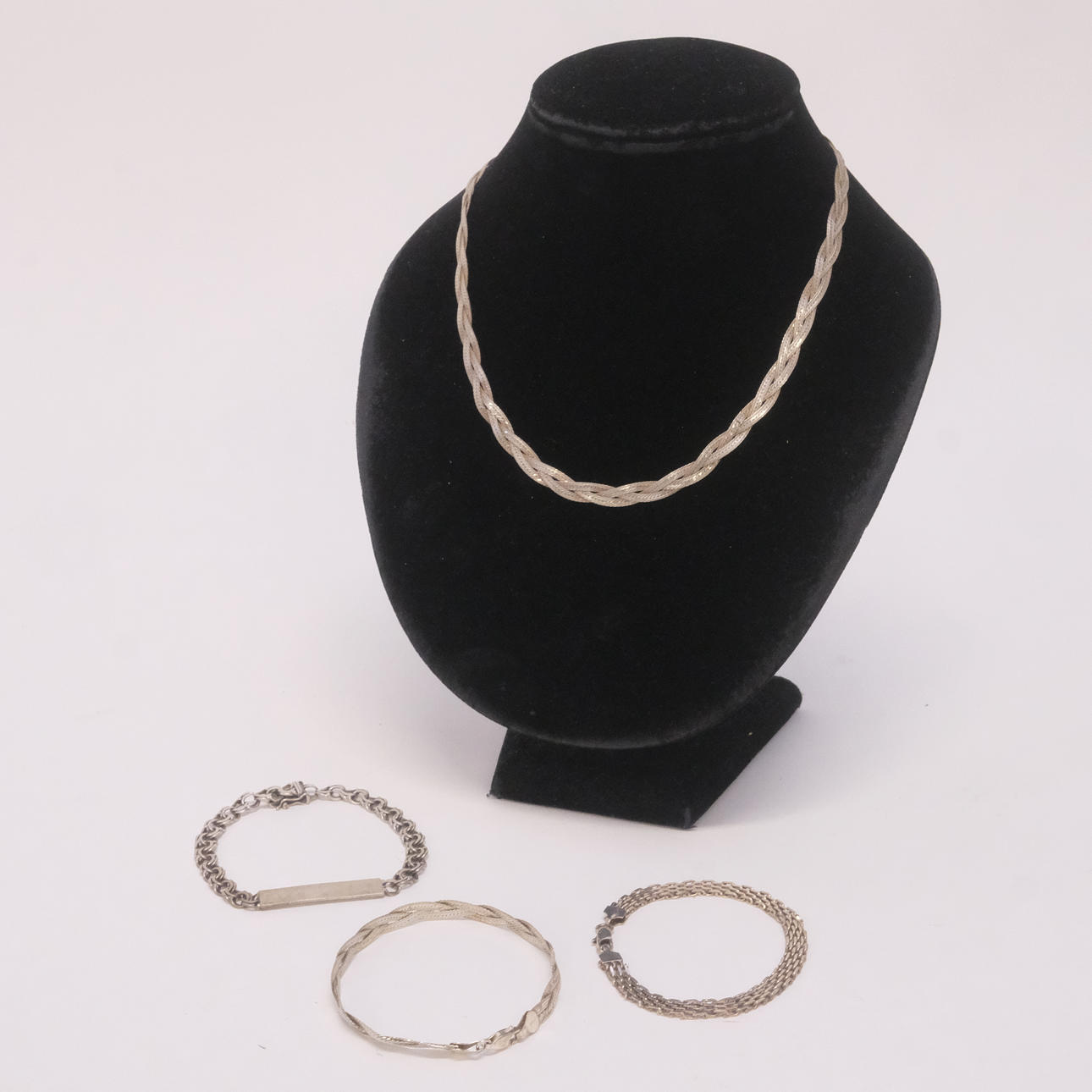 SMYCKEN, SILVER, FYRA DELAR.