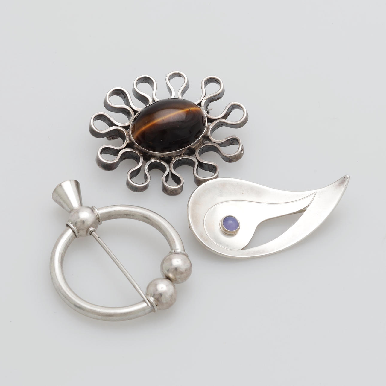 BROSCHER, 3 st, silver, totalvikt 45 gram.