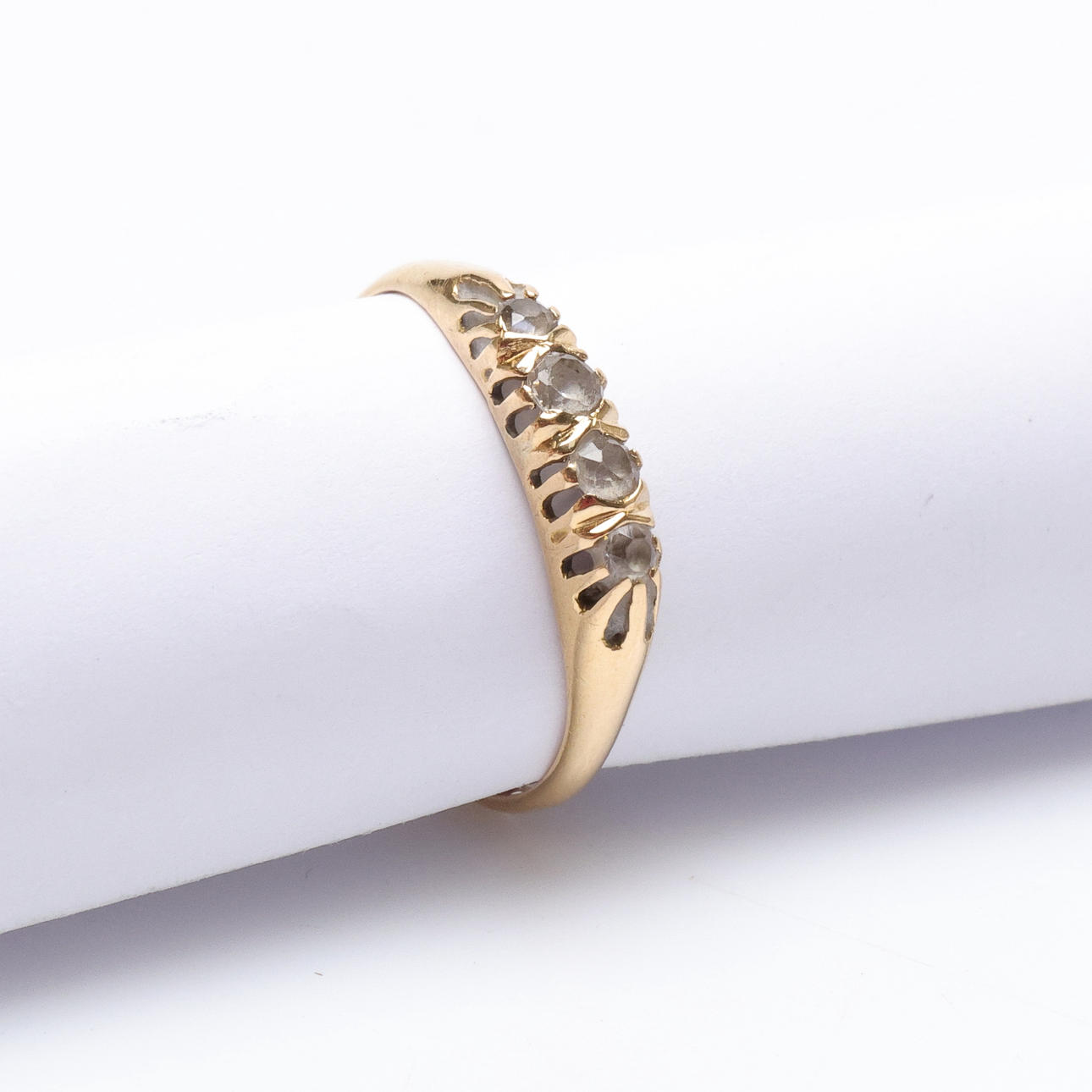 RING 18k guld med stenar, vikt ca 1,6 g.