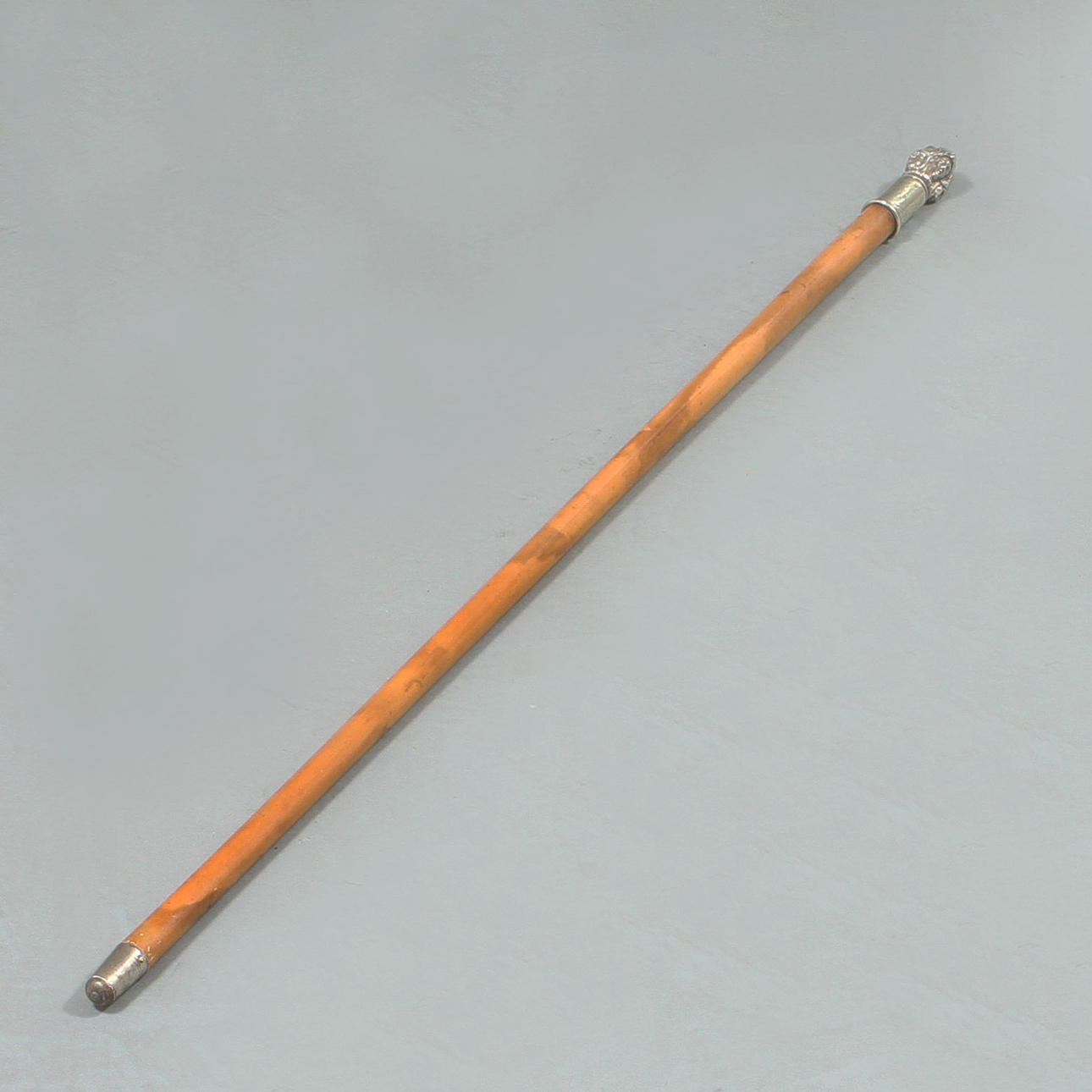 STAV med knopp i vitmetall föreställande Marat, Donton, Robespierre samt Miraebeaut, tidigt 1900-tal.