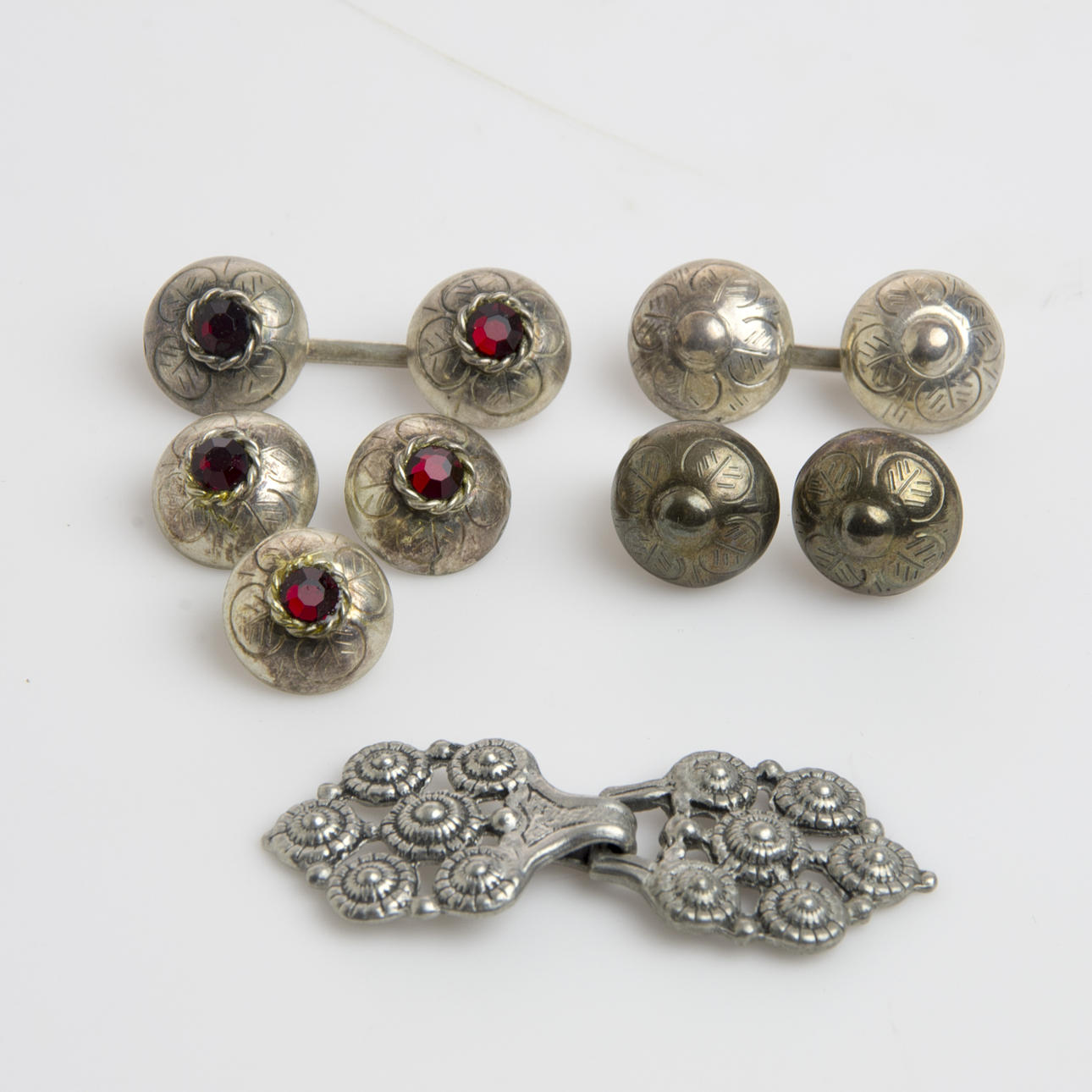 DRÄKTSPÄNNE SAMT KNAPPAR, 8 delar.