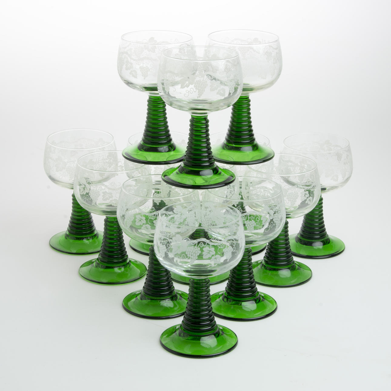 REMMARE, 13 stycken, etsad druvdekor med grön fot, Frankrike.