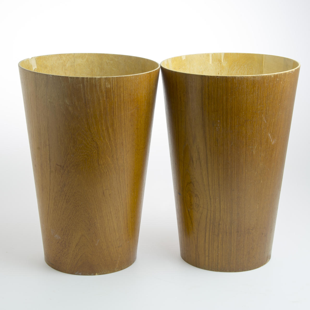 PAPPERSKORGAR, 1 par, teakfaner, brännmärkt Servex.