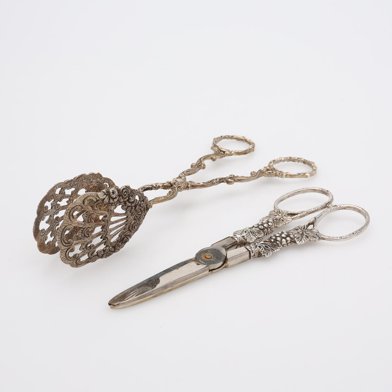 DRUVSAX & KAKTÅNG, SILVER, TOTALVIKT CA 80,9 GRAM.