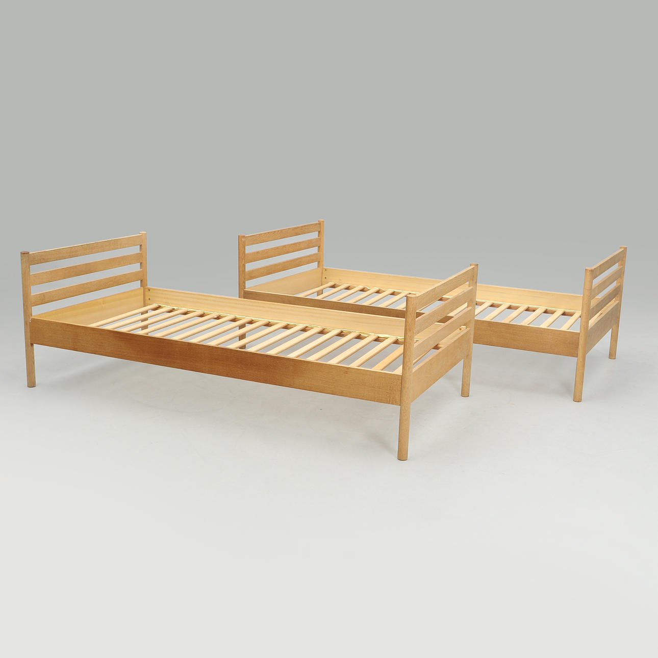 HANS J WEGNER. Sängramar, 1 par, Ry Möbler, Danmark.