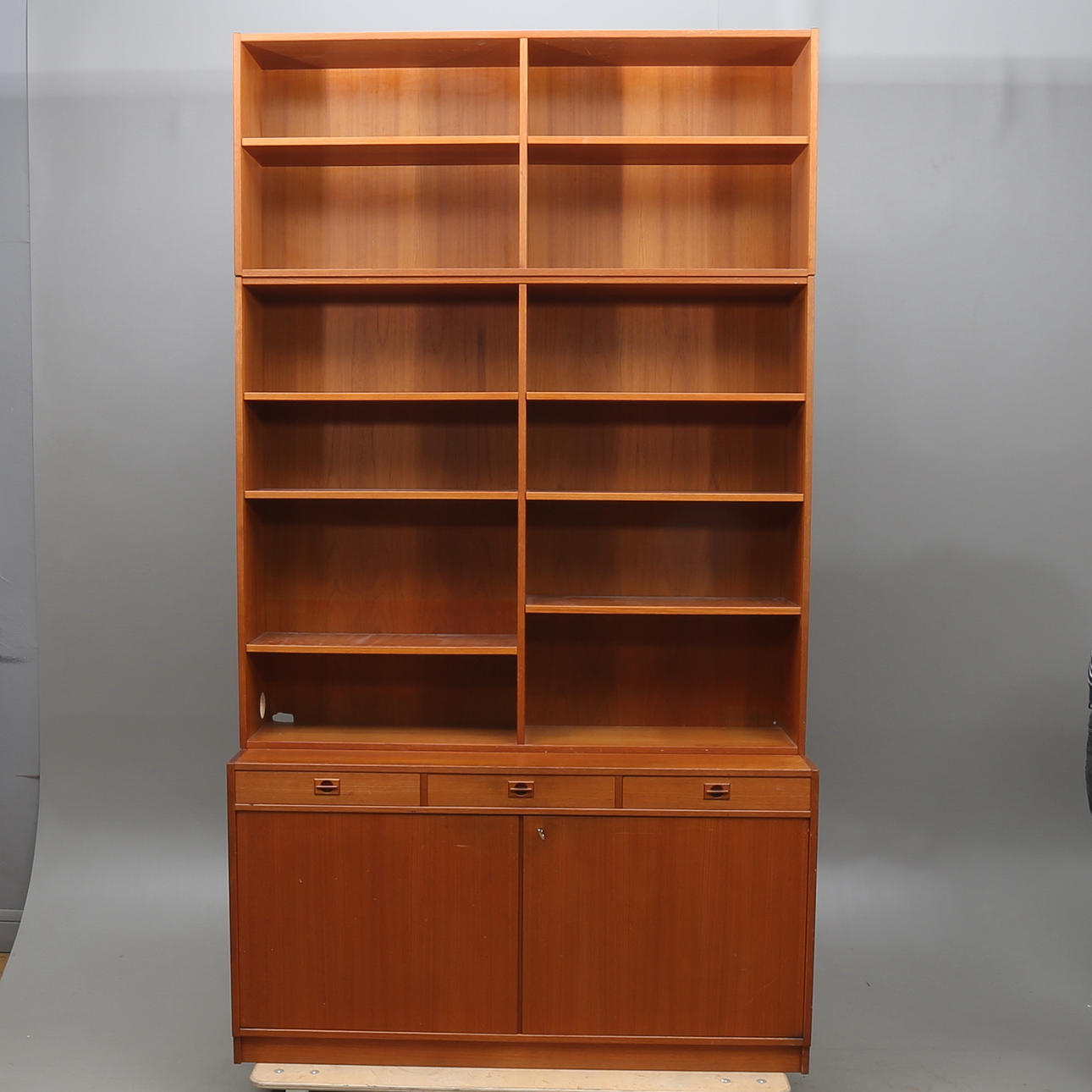 BOKHYLLA, med skåpsunderrede, teakfaner, 1900-talets andra hälft.