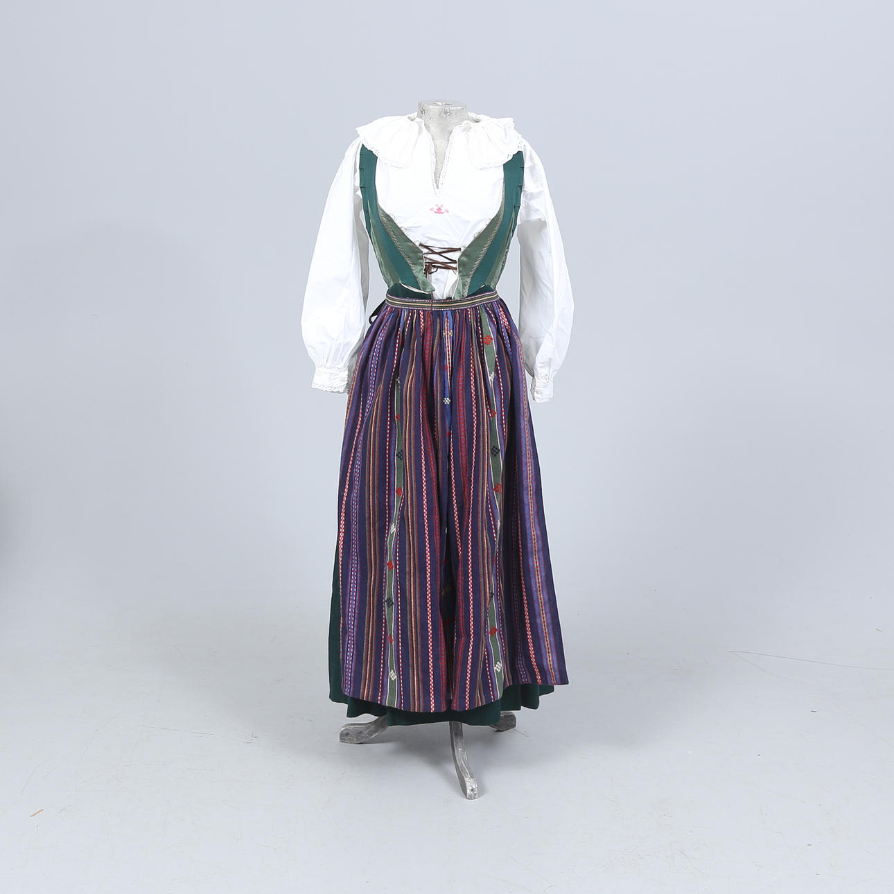 FOLKDRÄKT, 3 delar, Skåne, 1900-tal.