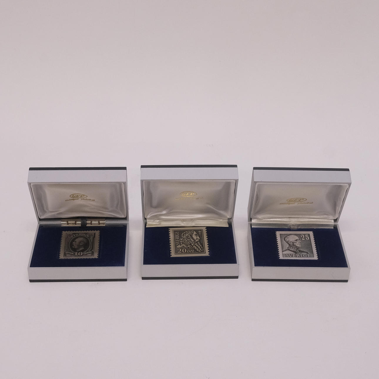 FRIMÄRKSPLAKETTER, TRE STYCKEN, SILVER.