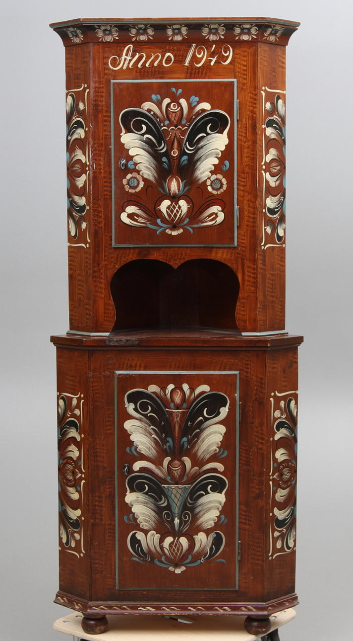 HÖRNSKÅP, kurbits, anno 1949.