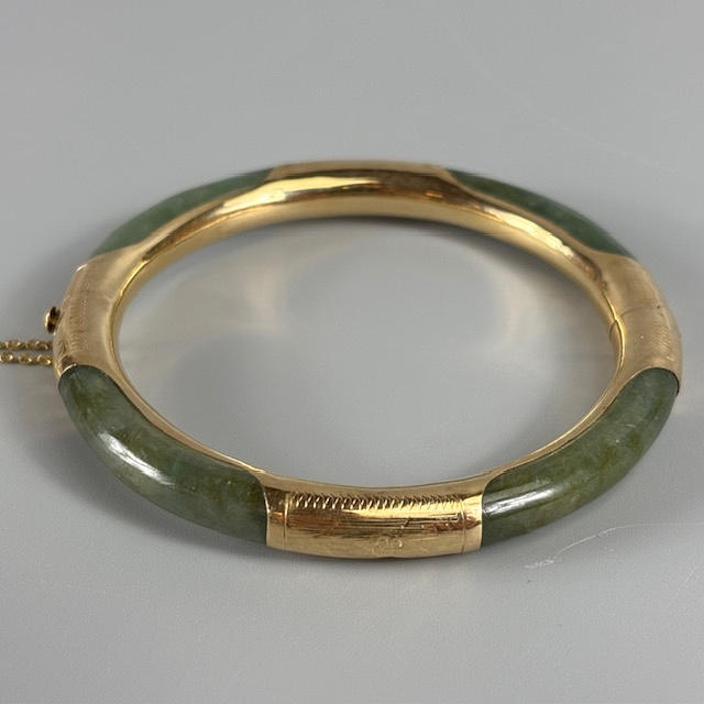 JADE- OG 14KT MONTERET ARMRING.