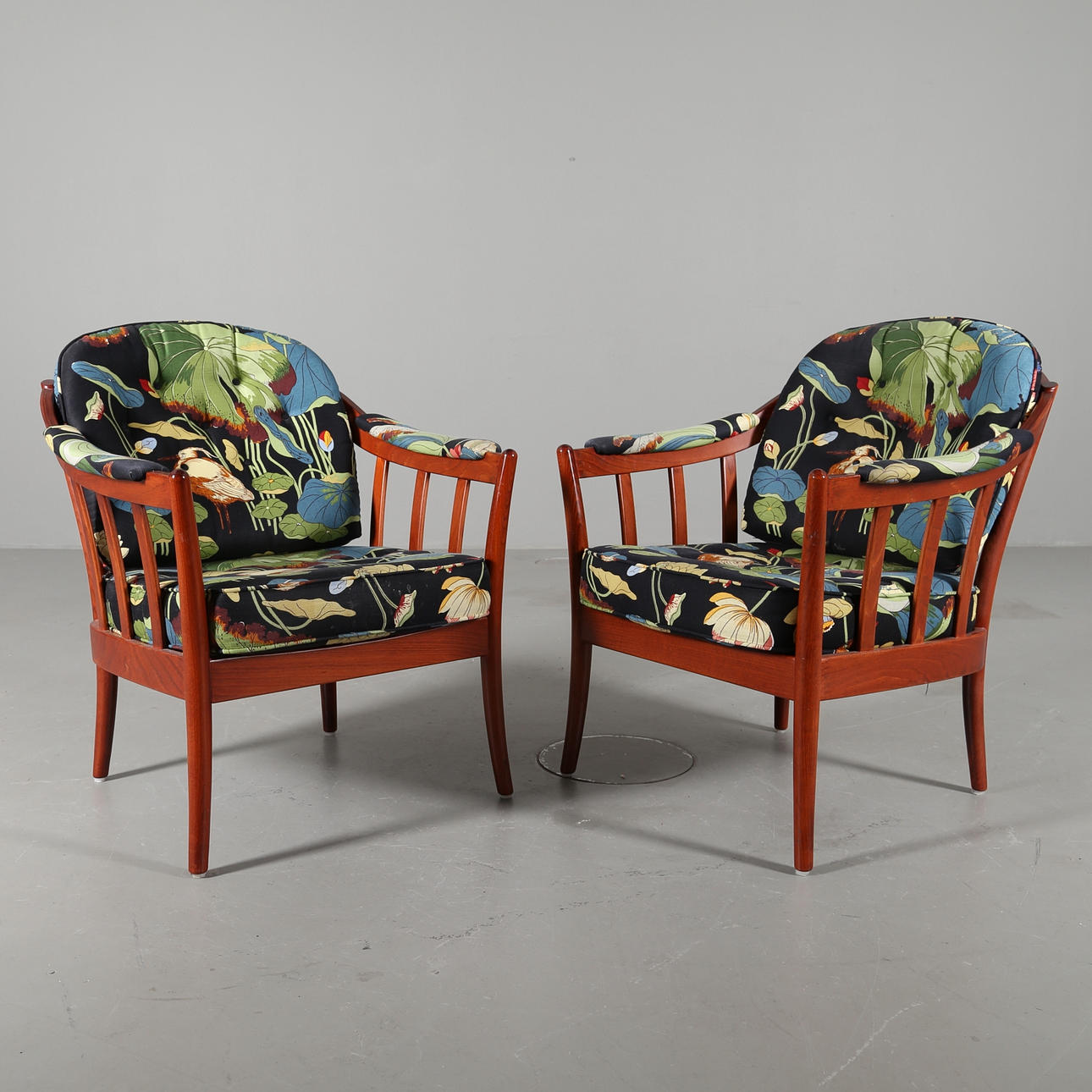 FÅTÖLJER, ett par, Bröderna Andersson, klädd i "Nympheus" GP & J Baker, sent 1900-tal.