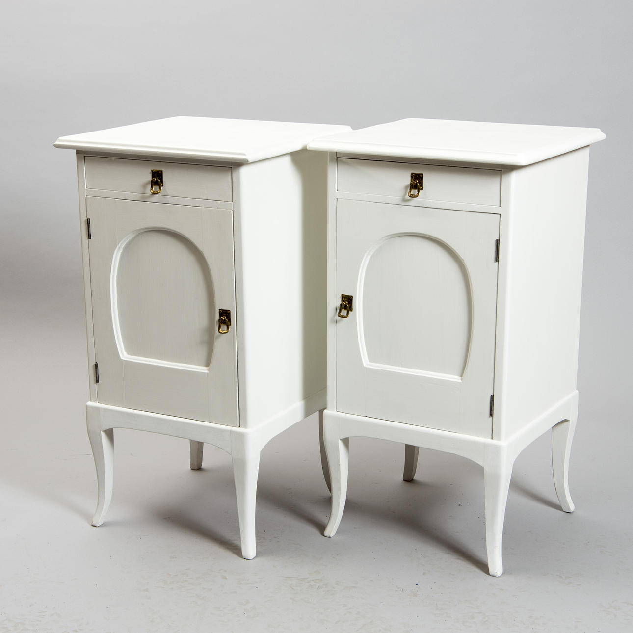 SÄNGBORD, 1 par, vitmålade, tidigt 1900-tal.