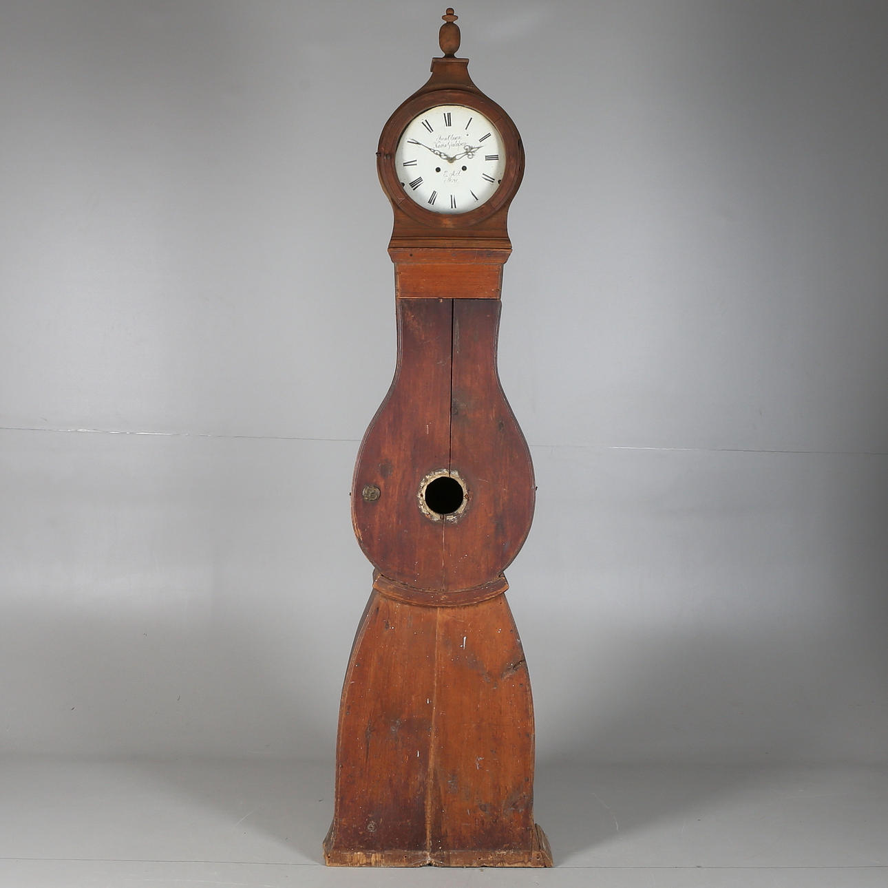 GOLVUR, trä, Mora, signerad E.A.J, 1800-tal.