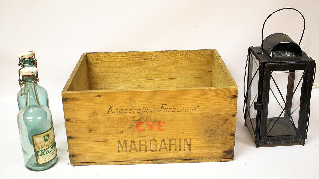 TRÄLÅDA margarin, 2 st flaskor Herrljunga, lyckta.