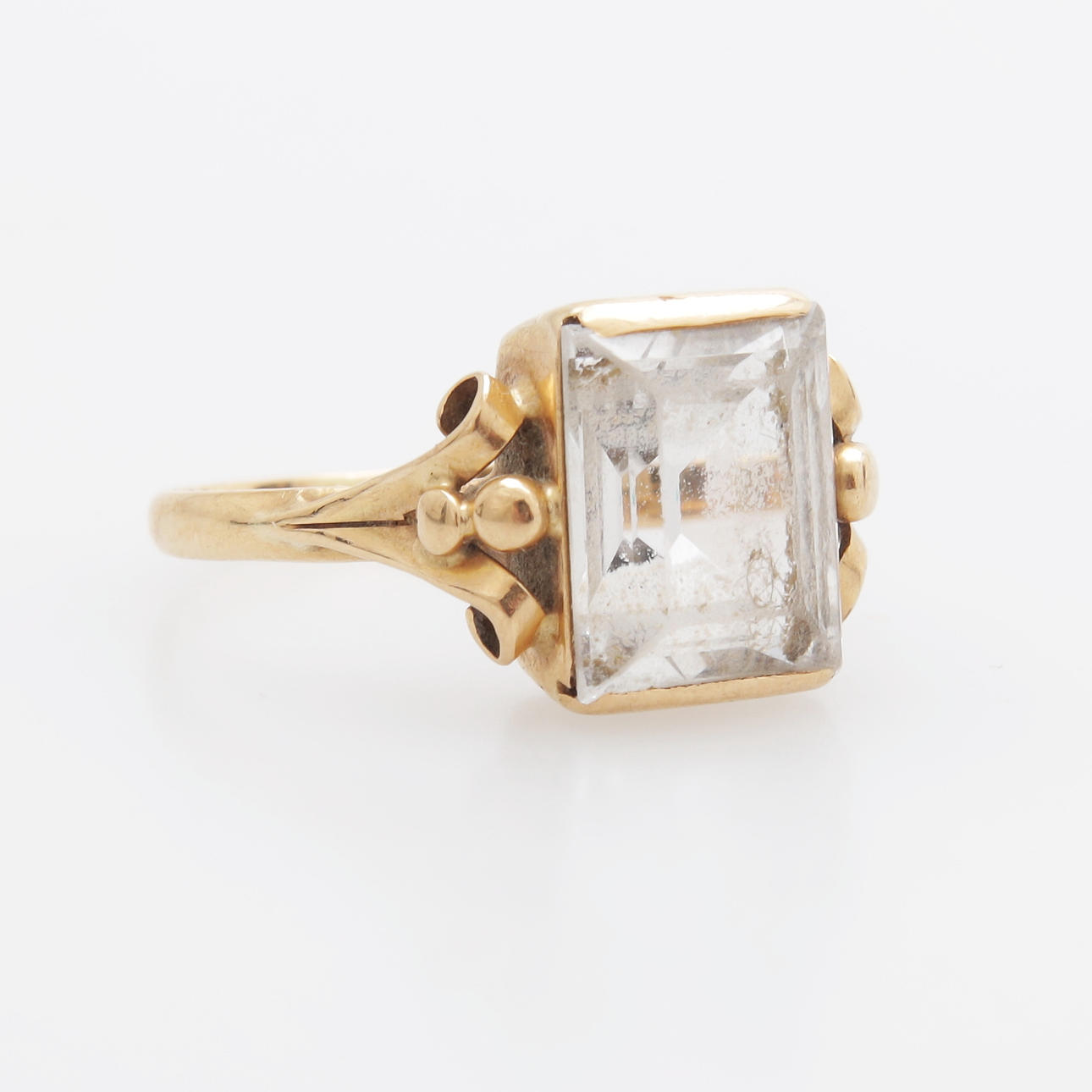 RING med vit sten, guld 18 K, totalvikt 3,12 gram.