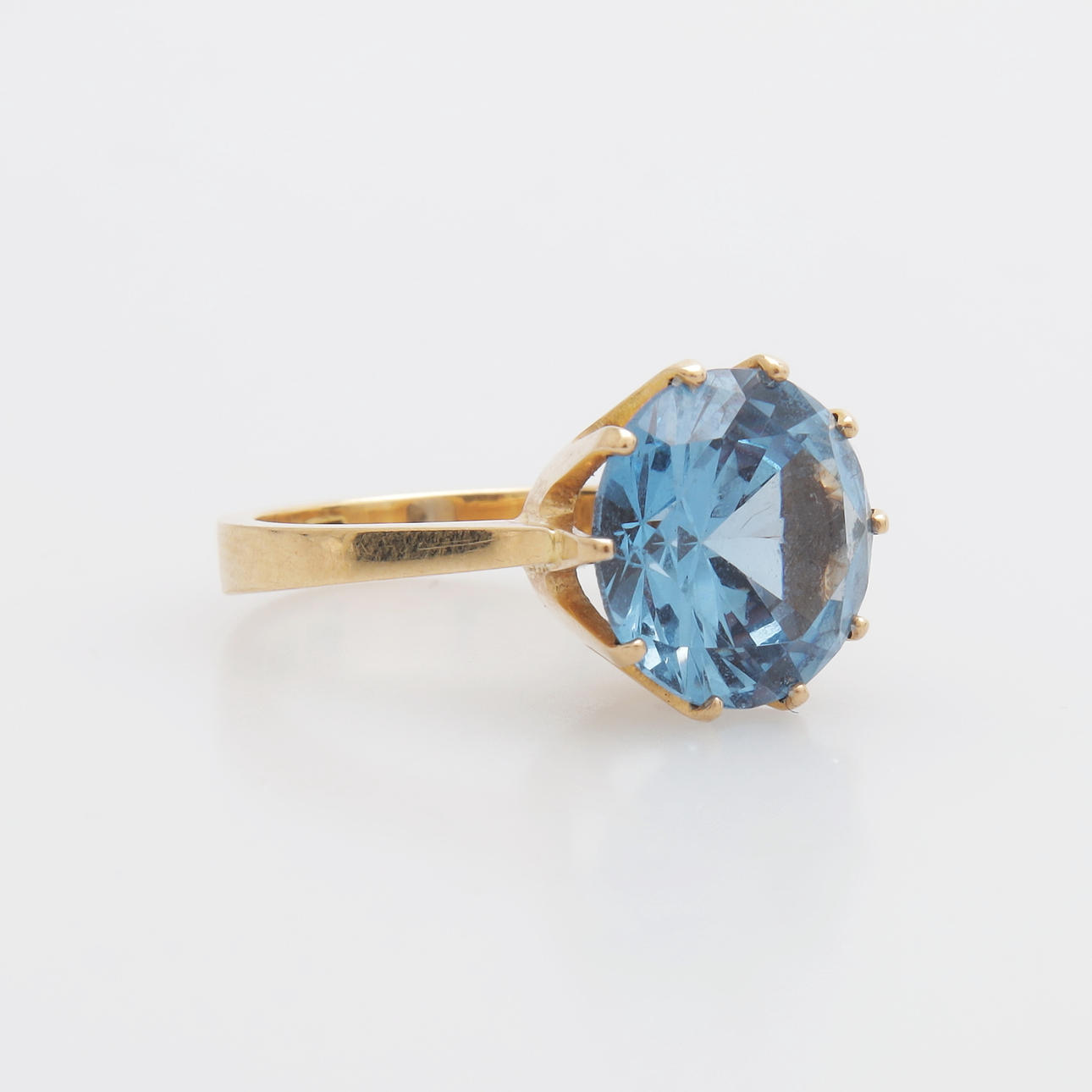 RING med blå sten, guld, 18K, totalvikt 6,85 gram.