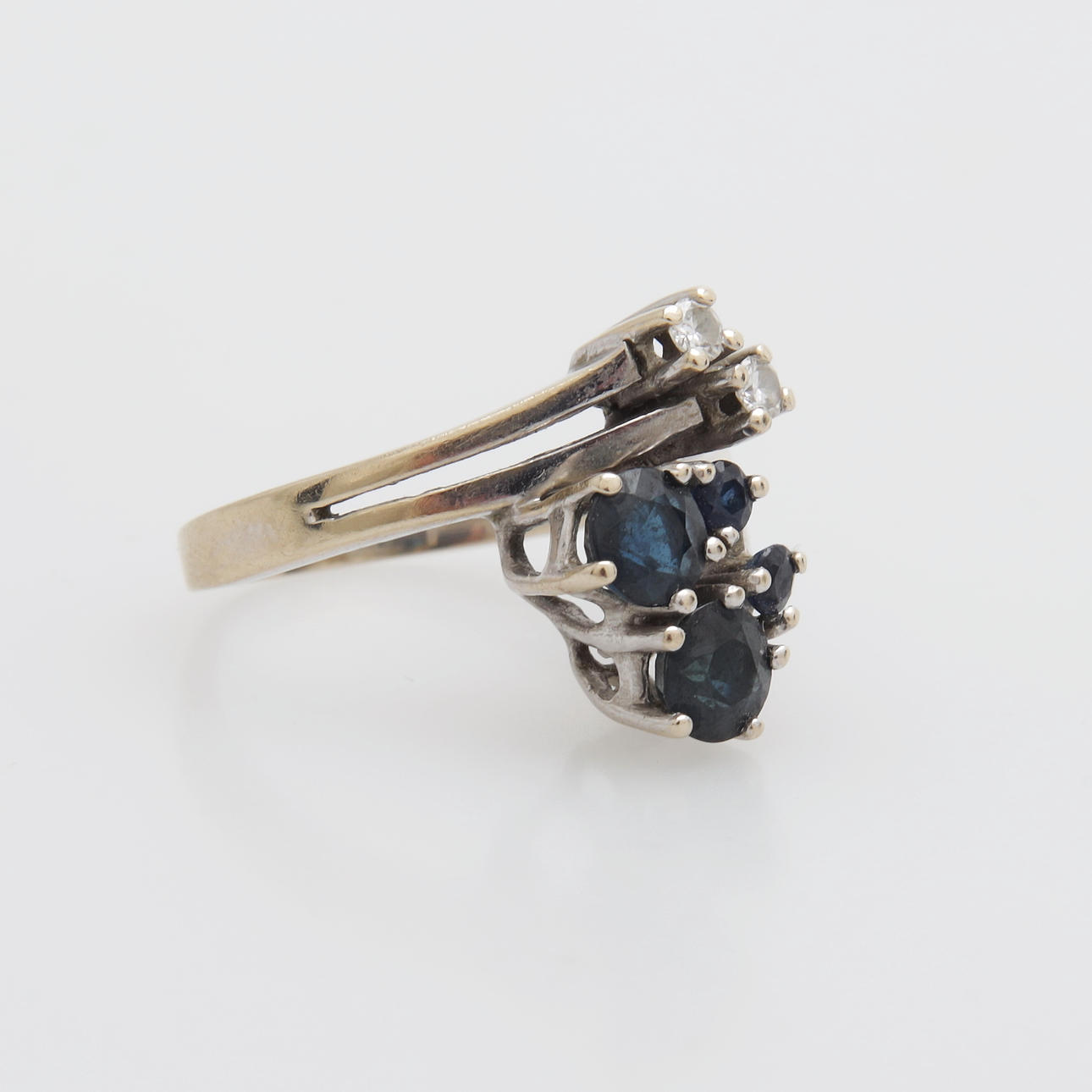 RING med stenar, vitguld, 18K, totalvikt 4,54 gram.
