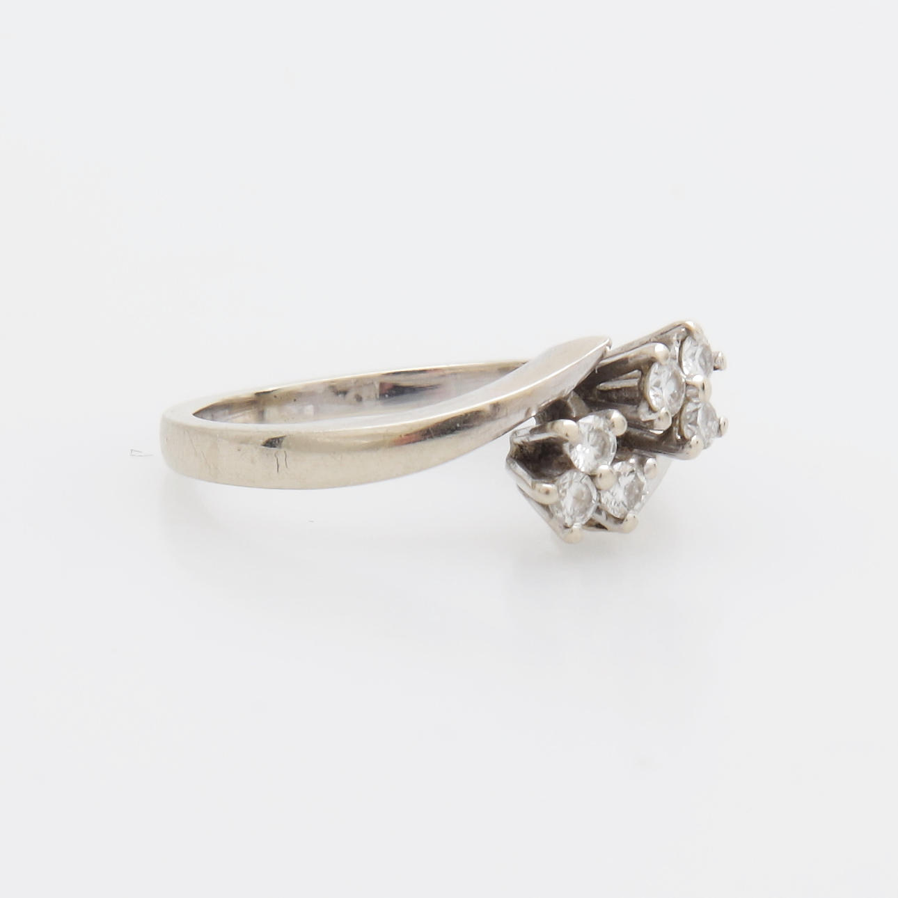 RING med stenar, vitguld, 18K, totalvikt 3,10 gram.