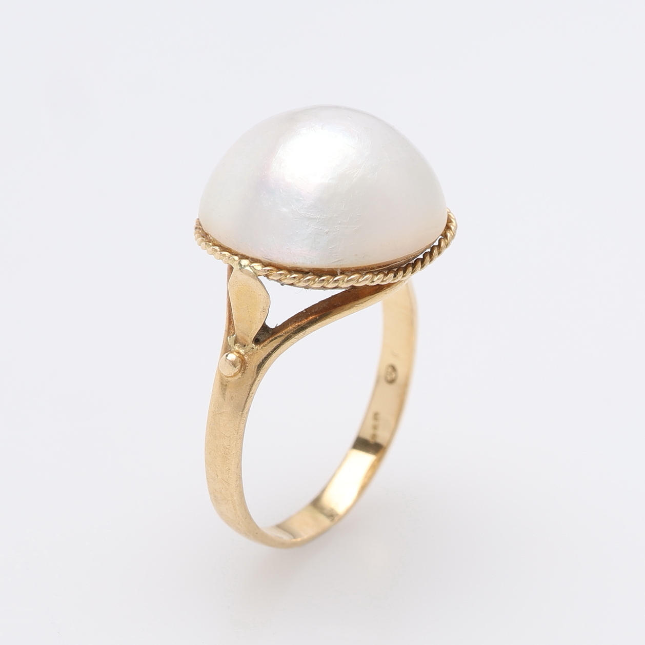 RING MED HALVPÄRLA, 18 k guld, 3,9 g.